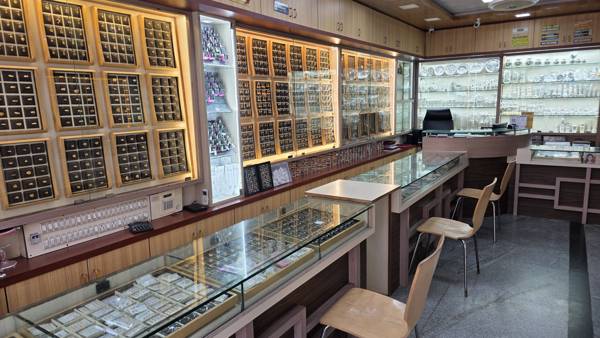 Gold jewellery display wall - Manpasand Jewellers, T Dasarahalli