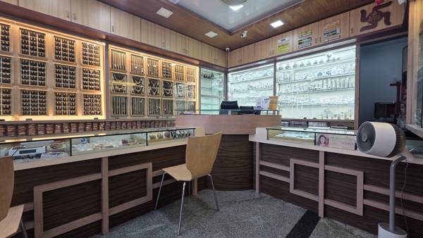 Silver and gold counters - Manpasand Jewellers, T Dasarahalli